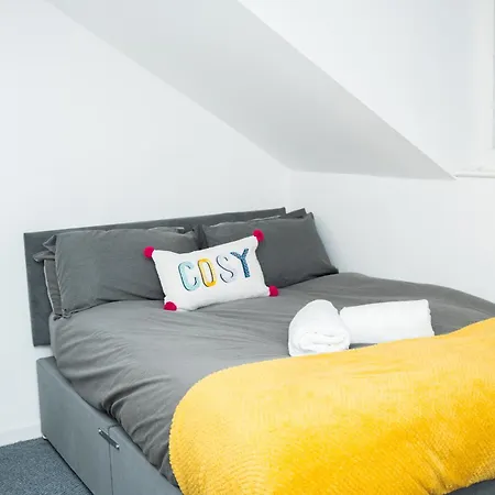 Large Townhouse Retreat Close To The Leeds (West Yorkshire)