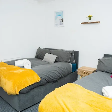 Large Townhouse Retreat Close To The Apartamento