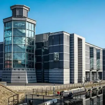 Large Townhouse Retreat Close To The Apartmán *